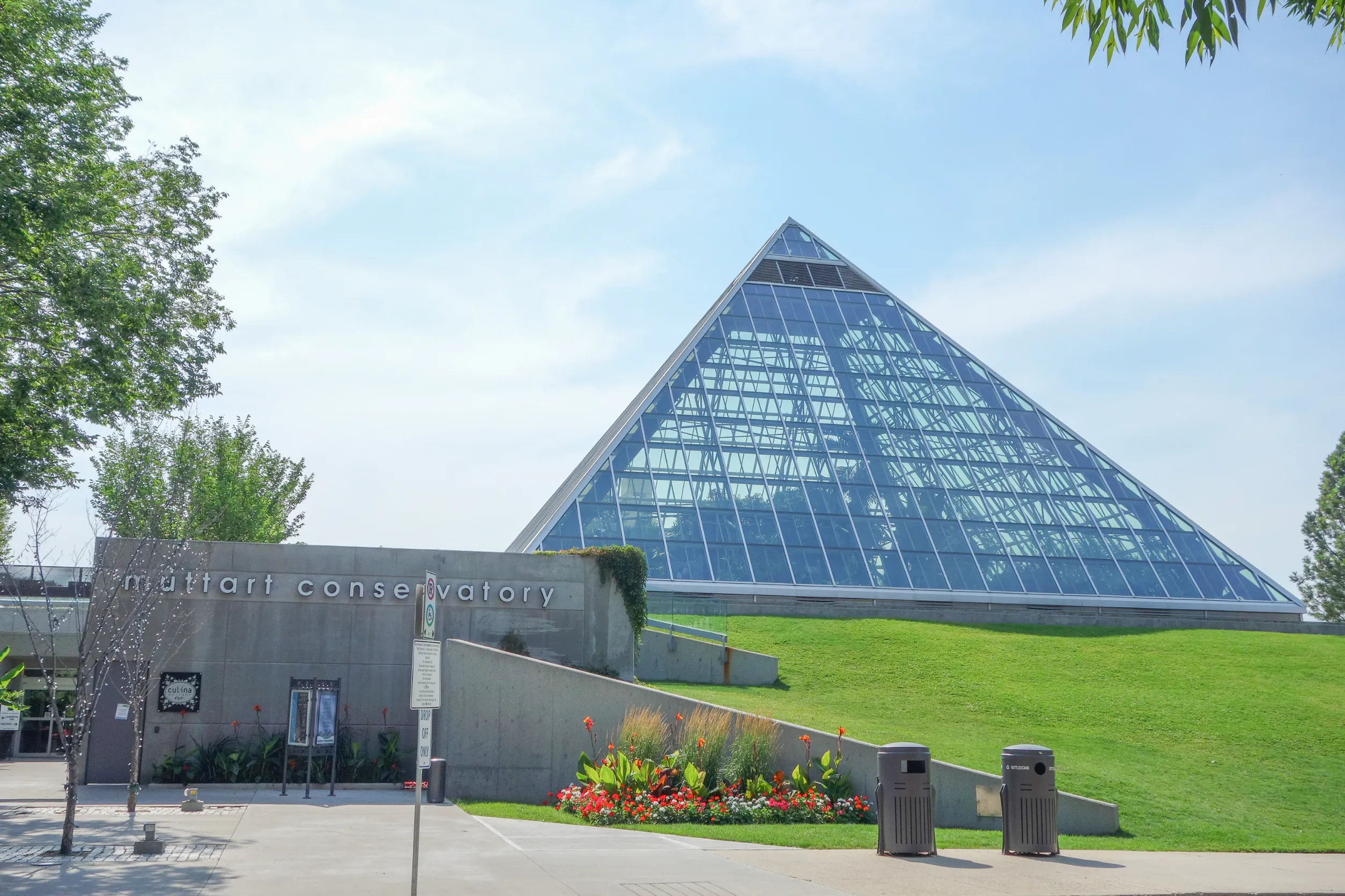 muttart conservatory is a botanical garden located in the north